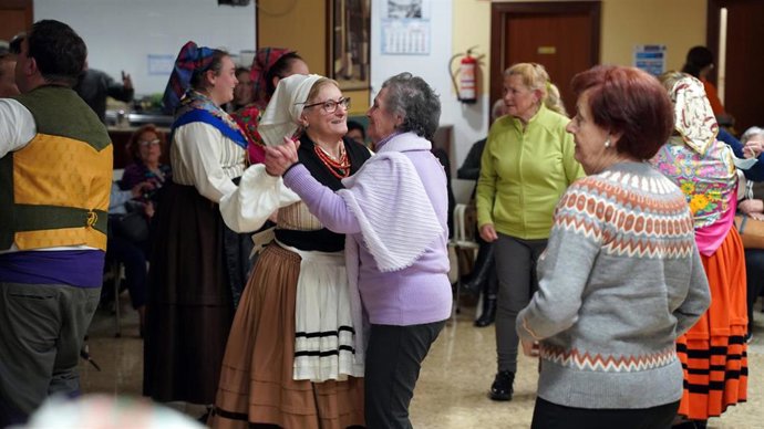 Archivo - Cultura lleva en diciembre el programa 'Origen' a siete centros sociales de mayores