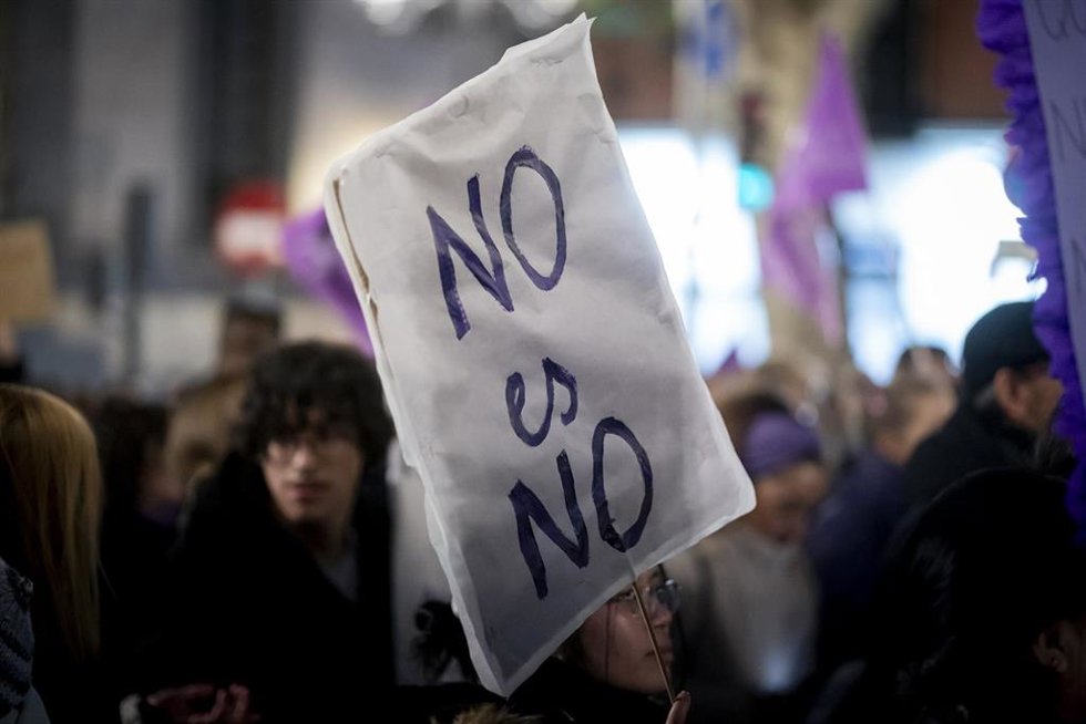 Una pancarta durante una concentración por el día de la Eliminación de la violencia contra las Mujeres, 