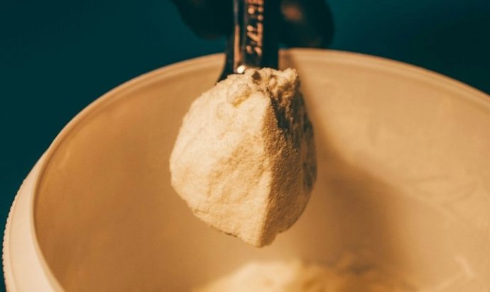 Colocar um prato de bicarbonato de sódio embaixo da cama: o que ele realmente faz e quando é eficaz