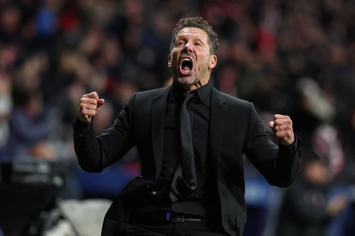 Diego Simeone, técnico do Atlético de Madri, comemora um gol marcado por José María Giménez (fora da foto) durante a partida da Fase MD5 da Liga dos Campeões da UEFA 2025/26 entre o Atlético de Madri e o FC Internazionale Milano no Riyadh Air Metropolit