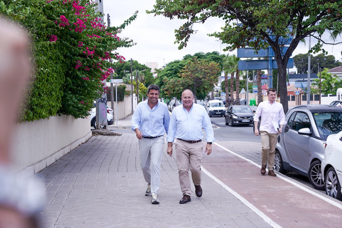 El presidente del PPCV, Carlos Mazón (i), y el secretario general del Partido Popular, Miguel Tellado (d), a su llegada a la Junta Directiva Provincial del PP de Alicante, a 25 de julio de 2025, en Alicante, Comunidad Valenciana (España).