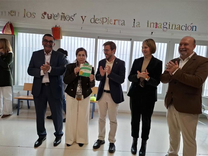 El subdelegado del Gobierno en Sevilla en centros de Sevilla que han recibido un galardón en el programa 'Stars'