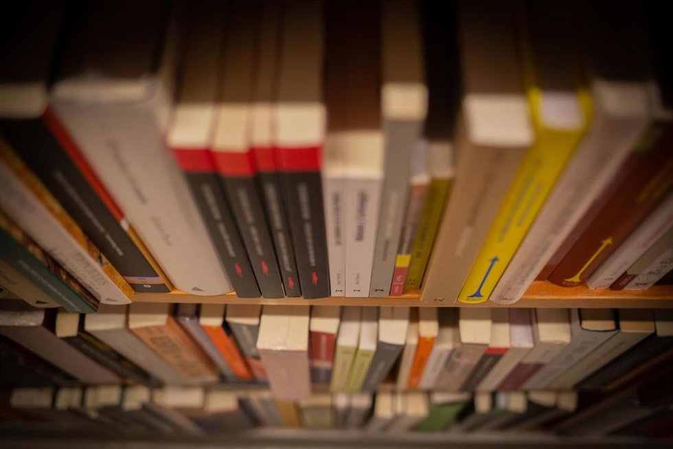 Archivo - Libros y material colocado en las estanterías de la librería Laie Pau Claris de Barcelona
