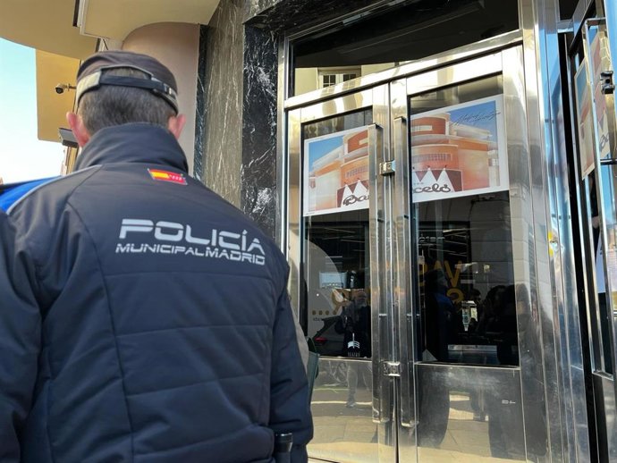 La Policía Municipal acompaña a funcionarios del Ayuntamiento de Madrid para precintar Teatro Barceló