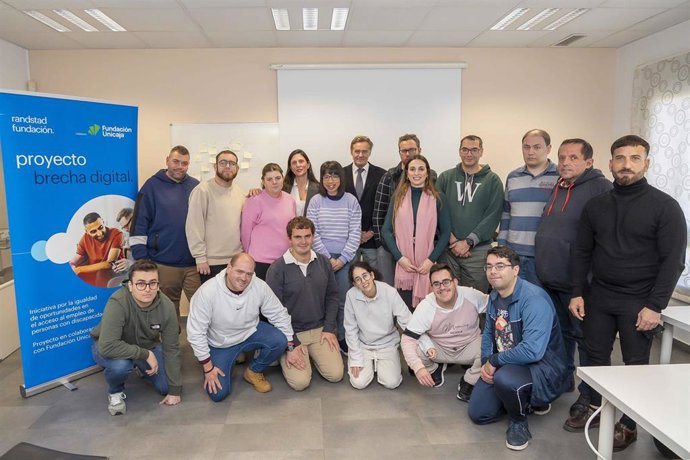 Participantes en uno de los cursos que Fundación Unicaja y Fundación Randstad impulsan en el marco de la iniciativa 'Brecha Digital', para la inclusión de personas con discapacidad.