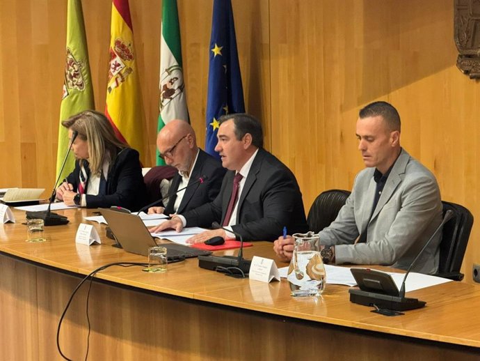 El diputado provincial de Emergencias de Granada, Eduardo Martos, segundo desde la derecha en la imagen, en la jornada sobre gestión de emergencias y respuesta ante catástrofes naturales