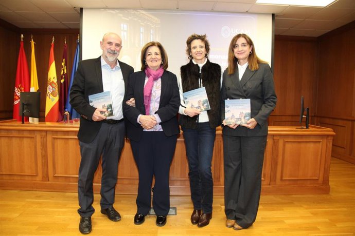 Los autores, junto a la presidenta de la UCAM, posan con un ejemplar de la obra ‘El monasterio de los Jerónimos de La Ñora, Murcia’