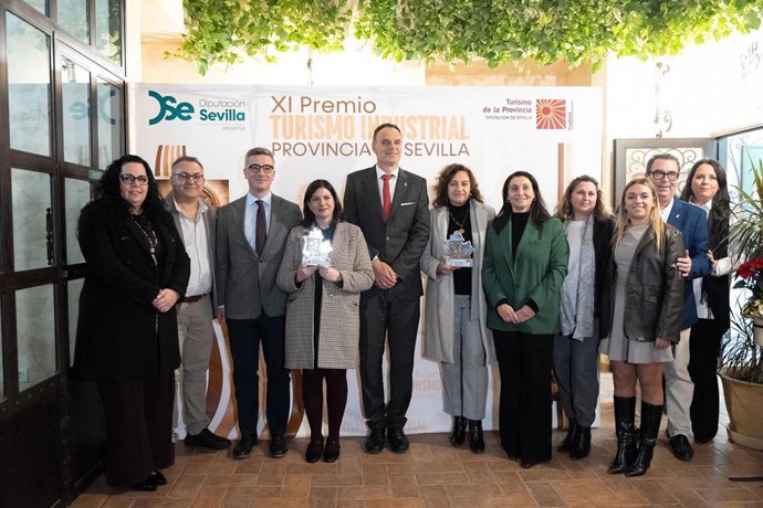Foto de familia de la entrega de Premios 'Turismo Industrial Provincia de Sevilla', en un acto celebrado en las instalaciones de Forja Lebrija.