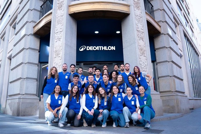Foto de familia del personal de la nueva tienda de Decathlon en Murcia