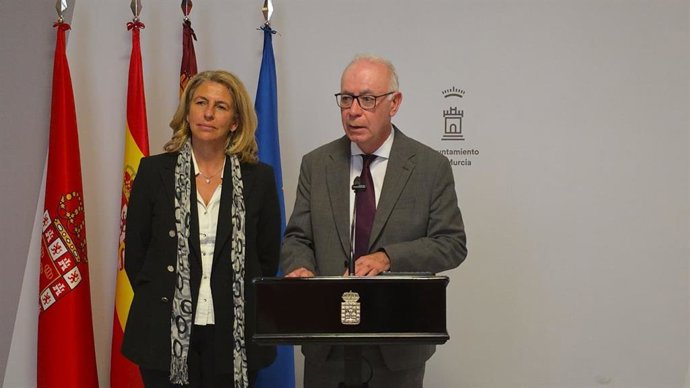 La concejal Mercedes Bernabé y el edil Antonio Navarro