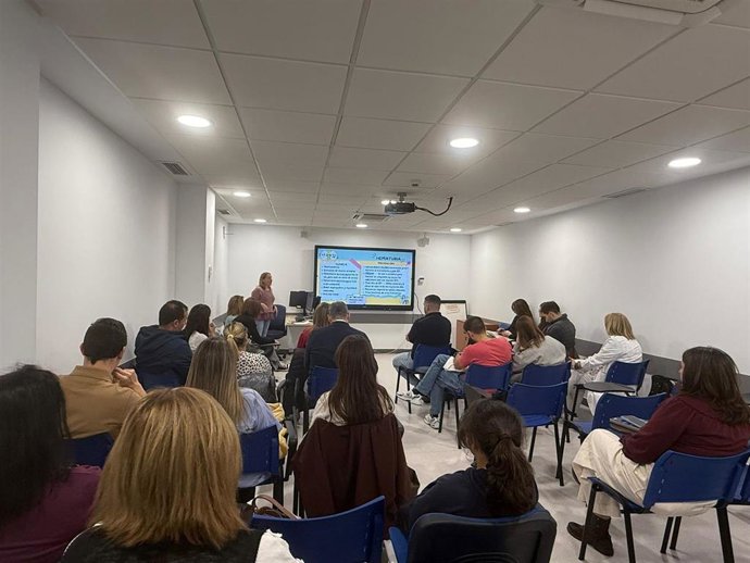 El Hospital Materno Infantil de Málaga ha celebrado la primera edición de su Escuela para Familias de Niños y Adolescentes con Enfermedad Oncohematológica, una jornada que ha reunido a cuidadores, profesionales sanitarios y familias