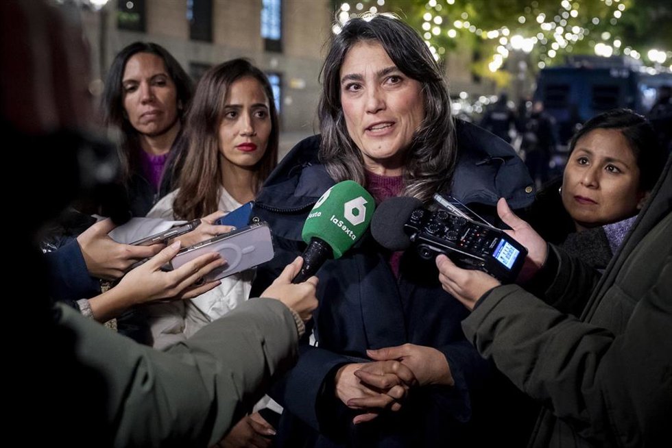 Imagen de recuros de la portavoz de Más Madrid en la Asamblea de Madrid, Manuela Bergerot, atendiendo a los medios de comunicación durante una concentración por el día de la Eliminación de la violencia contra las Mujeres.