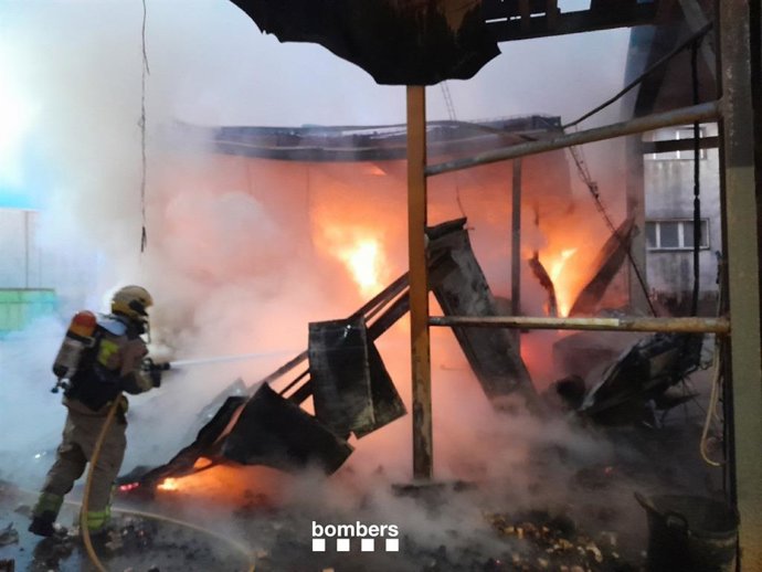 13 dotaciones de Bombers trabajan en un incendio de una nave en Sant Pere de Torelló (Barcelona)