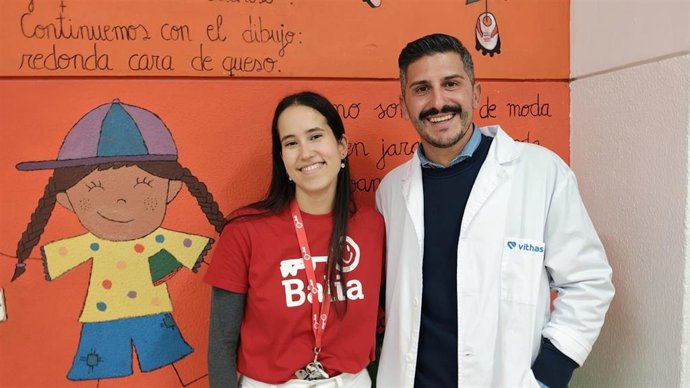 El enfermero de Vithas Sevilla, Armando Román, junto a la monitora de infantil de Fundación Balia Sevilla.