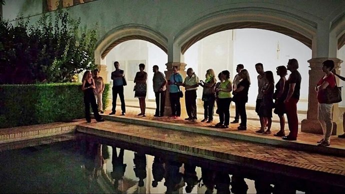 Archivo - Un grupo de personas, durante una de las visitas nocturnas organizadas al Museo Santa Clara de Murcia