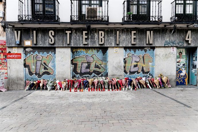 Archivo - Ramos de flores y velas en la tienda de uniformes de trabajo ‘Vistebien’, donde se produjo el asesinato de Conchi.