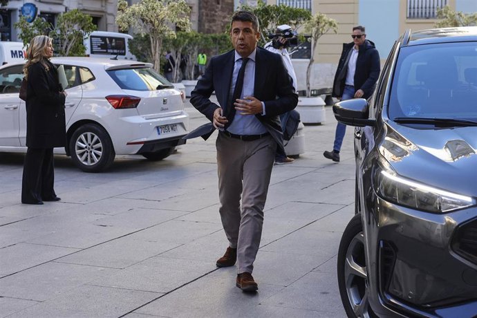 El 'president' de la Generalitat, Carlos Mazón, a su llegada al Palau de la Generalitat este miércoles para presidir el pleno del Consell