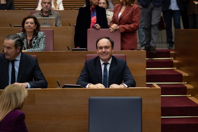 Pérez Llorca, en su escaño al inicio de la investidura para sustituir a Carlos Mazón en la sesión de Les Corts Valencianes de 27 de noviembre de 2025