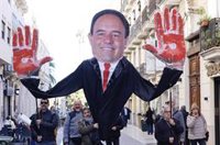 Víctimas protestan ante Les Corts: "El pueblo valenciano no confía en Pérez Llorca"