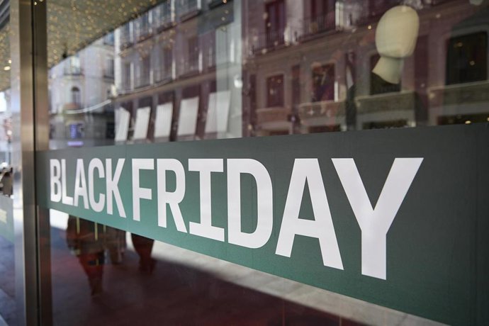 Un escaparate anuncia descuentos por el Black Friday 