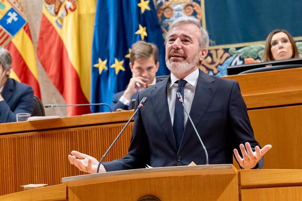 El presidente del Gobierno de Aragón, Jorge Azcón, interviene en la sesión plenaria de las Cortes autonómicas.