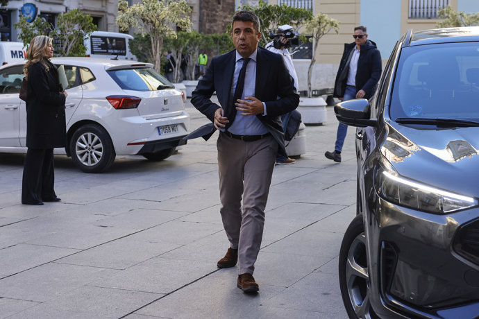 El president de la Generalitat, Carlos Mazón, a la seua arribada al Palau de la Generalitat este dimecres per a presidir el ple del Consell