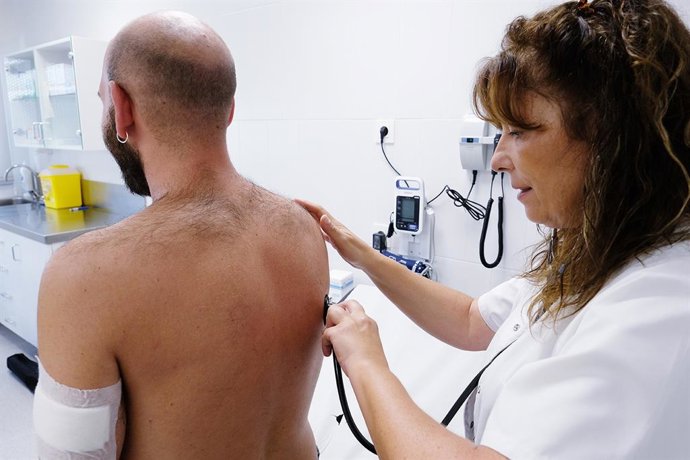 Archivo -  Exploración a un paciente en un CAP