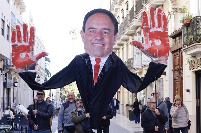 Protesta enfront de Les Corts amb motiu del debat d einevstidura de Juanfran Péres Llorca