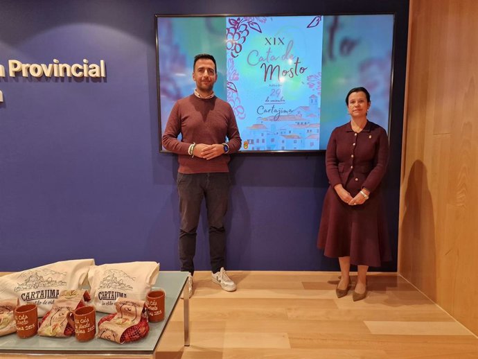 El diputado José Santaolalla ha presentado la fiesta con la alcaldesa de Cartajima, Isabel María Jiménez, y ha destacado que contribuye a poner en valor un producto local típico, como el mosto, además de otras elaboraciones agroalimentarias y artesanales