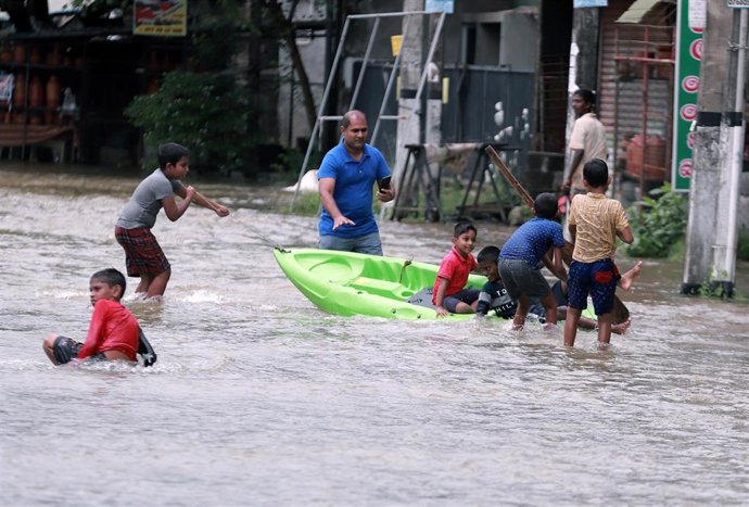 Archivo - Imagen de archivo de una calle inundada en Sri Lanka.