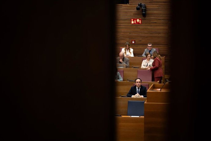 El síndic del grupo popular en las Corts Valencianes y secretario general del PP de la Comunitat Valenciana, Juanfran Pérez Llorca, durante su debate de investidura como nuevo president de la Generalitat, en Les Corts Valencianes, a 27 de noviembre de 202