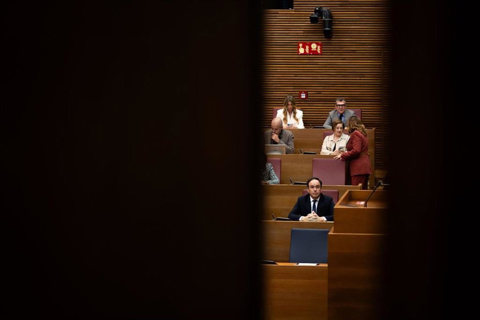 El síndic del grupo popular en las Corts Valencianes y secretario general del PP de la Comunitat Valenciana, Juanfran Pérez Llorca, durante su debate de investidura como nuevo president de la Generalitat, en Les Corts Valencianes, a 27 de noviembre de 2