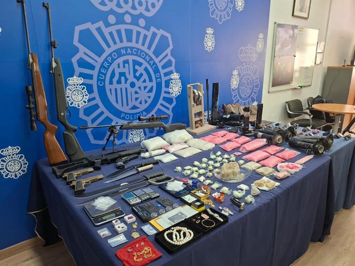 Bodegón de la Policía Nacional con droga, herramientas, armas y objetos de alta gama incautados a una organización criminal dedicada al tráfico de droga