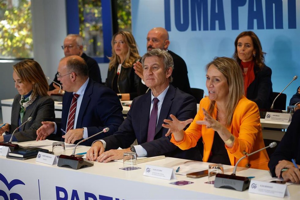 (I-D) La vicesecretaria de regeneración institucional del Partido Popular, Cuca Gamarra, el secretario general del PP, Miguel Tellado; el presidente del Partido Popular, Alberto Núñez Feijóo, y la  vicesecretaria de Coordinación Sectorial del PP, Alma E