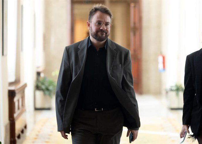 El diputado de Compromís Alberto Ibáñez, a su llegada a la Junta de Portavoces en el Congreso 