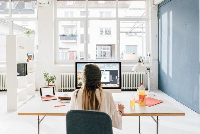 Recurso de uma pessoa em frente a um computador
