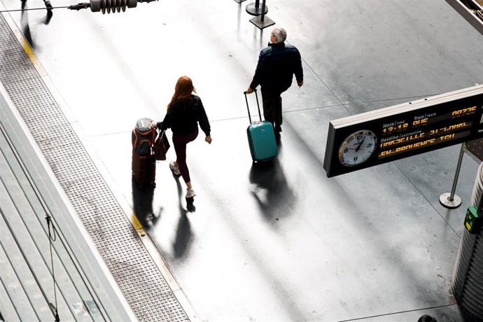 Archivo - Viajeros en estación de tren en imagen de archivo.