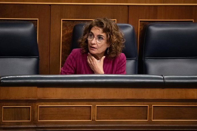 La vicepresidenta primera y ministra de Hacienda, María Jesús Montero, durante una sesión plenaria, en el Congreso de los Diputados, a 27 de noviembre de 2025, en Madrid (España). El pleno del Congreso debate y vota hoy los objetivos de estabilidad presup