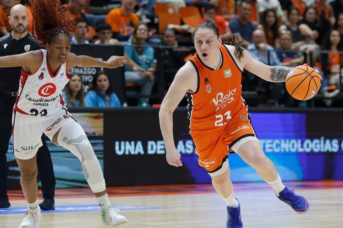 Archivo - Alina Iagupova, durante un partido con el Valencia Basket.