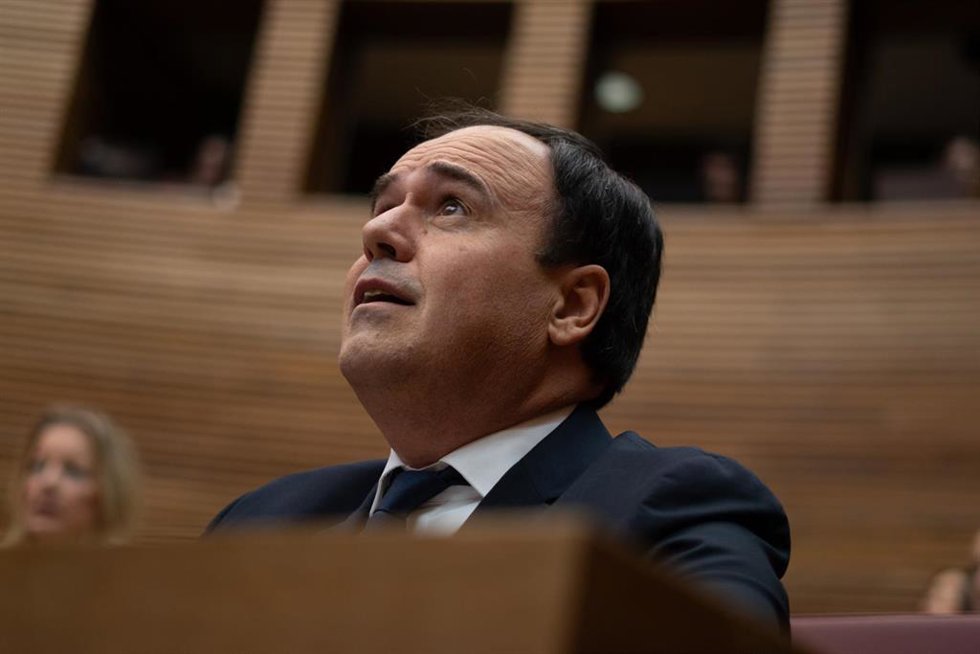 El síndic del grupo popular en las Corts Valencianes y secretario general del PP de la Comunitat Valenciana, Juanfran Pérez Llorca, durante su debate de investidura como nuevo president de la Generalitat