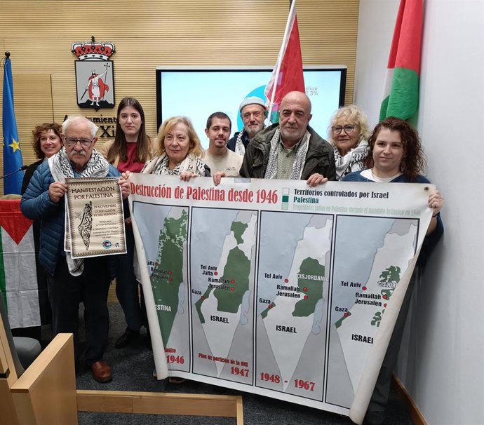 Rueda de prensa de la Plataforma de Asturies con Palestina, junto a portavoces de PSOE, IU y Podemos en el Ayuntamiento de Gijón, Carmen Eva Pérez Ordieres, Javier Suárez Llana y Olaya Suárez, respectivamente.