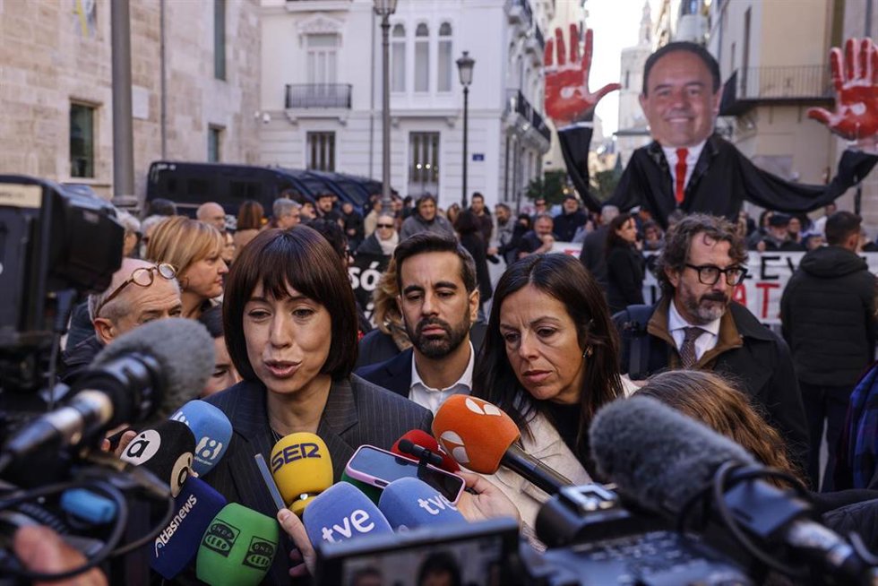 La ministra de Cienca e Innovación, Diana Morant, ofrece declaraciones a los medios durante la protesta frente a Les Corts Valencianes, a 27 de noviembre de 2025, en Valencia, Comunidad Valenciana (España). 
