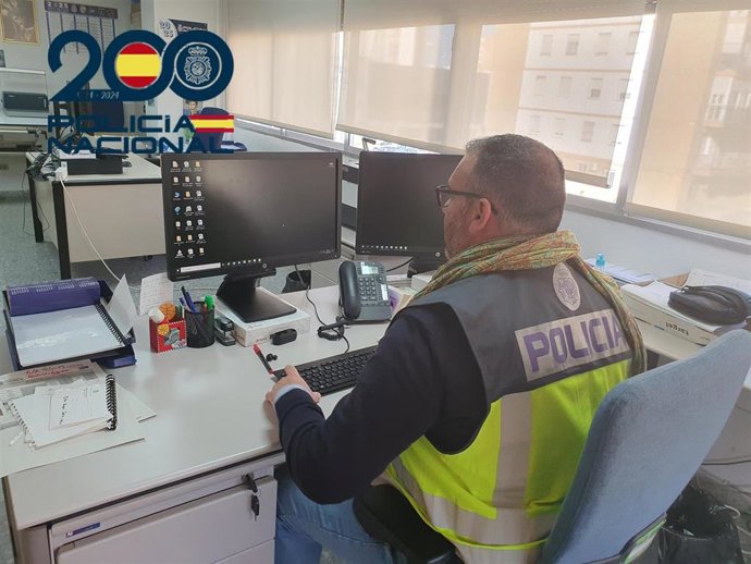Agente de la Policía Nacional durante la desarticulación de un grupo criminal dedicado a robos con violencia en Sevilla