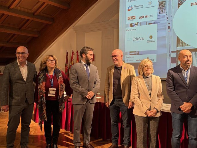 Unai Sordo (3 d), momentos anes de participar en una jornada sobre Diálogo Social.