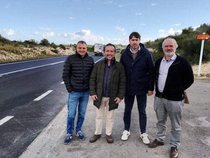 El conseller insular de Territorio, Movilidad e Infraestructuras, Fernando Rubio, y los alcaldes de Sineu, Bartomeu Mulet, y Ariany, Joan Ribot, visitan las obras de reforma de la calzada de la carretera entre los dos pueblos.