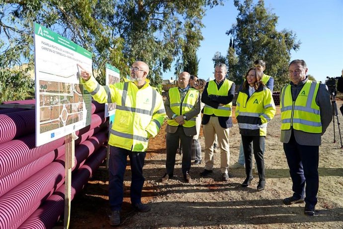 La consejera de Fomento visita la zona donde se levantará una pasarela que conectará a pie a los vecinos de las urbanizaciones con Mairena del Alcor.