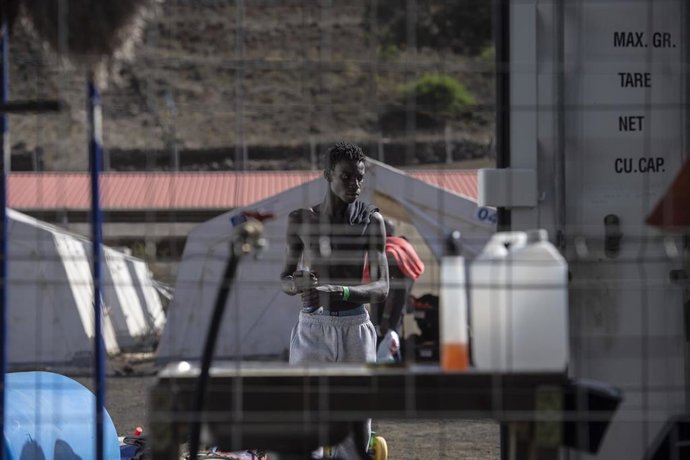 Archivo - Un migrante en el Centro de Acogida Temporal de Extranjeros (CATE) 