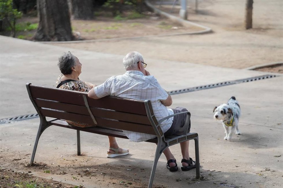 Archivo - Dos personas y un perro, a 17 de septiembre de 2025, en Barcelona, Catalunya (España). Cataluña afronta un marcado envejecimiento de su población: el 19,7% de los habitantes tiene más de 65 años (alrededor de 1,6 millones de personas), y esta