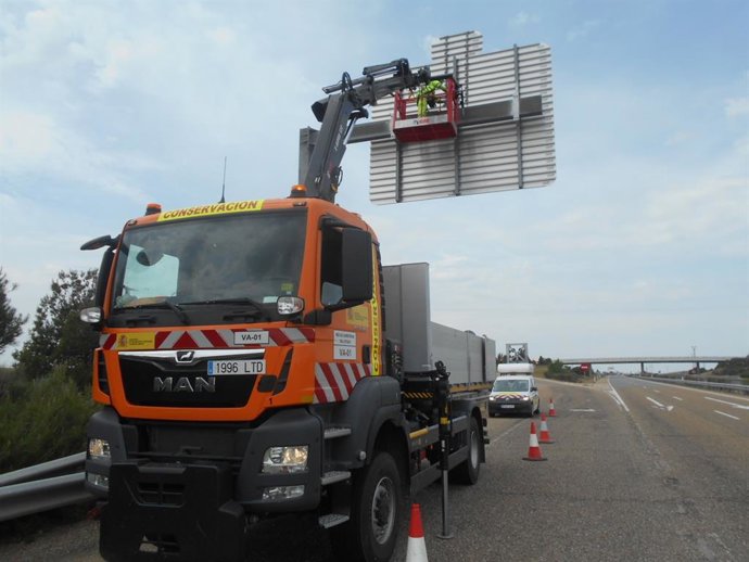Labores de reparación de una señal.