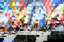 En el centro, la secretaria general de CEOE Teneri